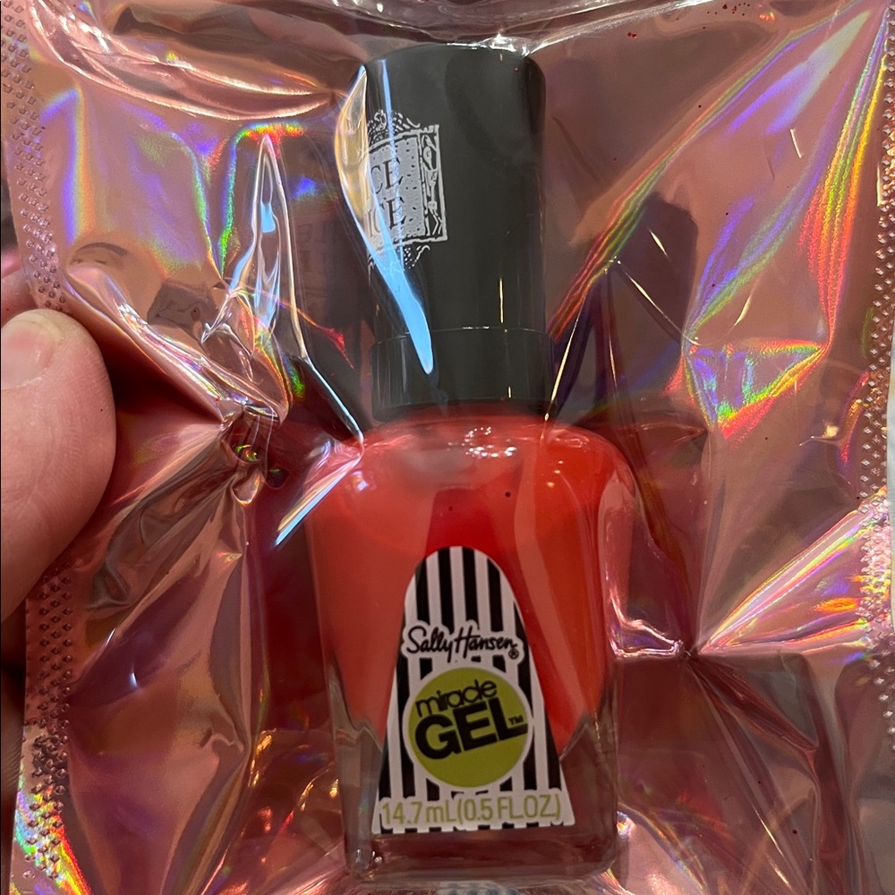 🔥4/$20 NWT SALLY HANSEN x BEETLEJUICE Miracle Gel Nail Polish
